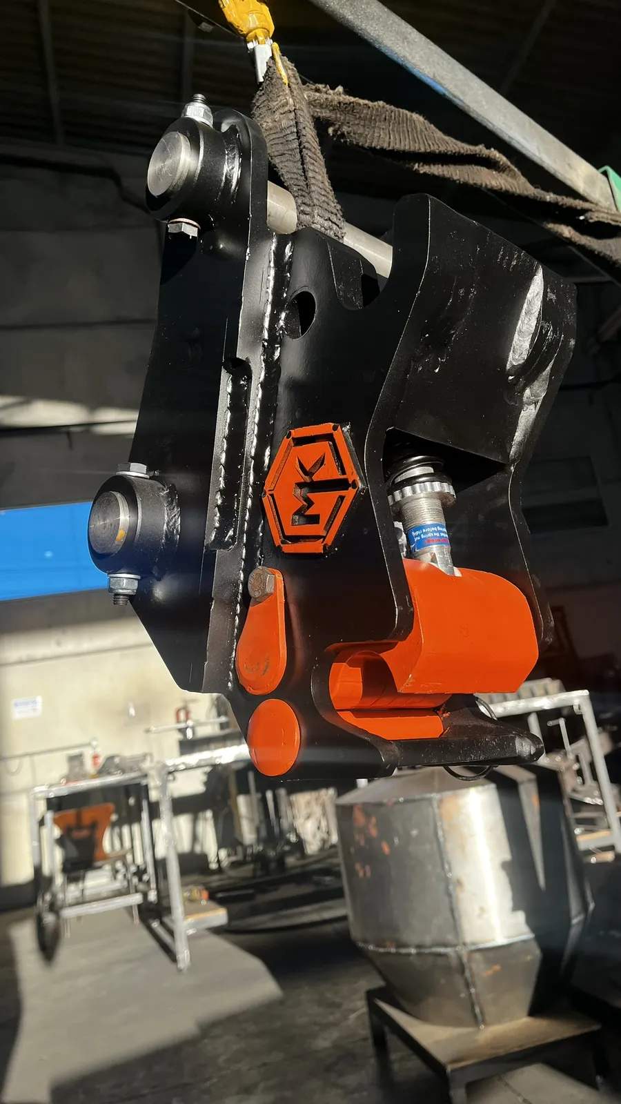 Engate rápido MK preto e laranja no galpão