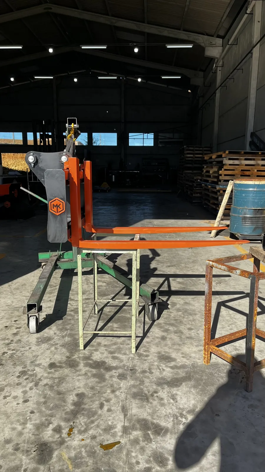Garfo pallet MK com garfos laranja na fábrica