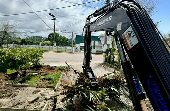 Escavadeira com polegar MK na beira da estrada
